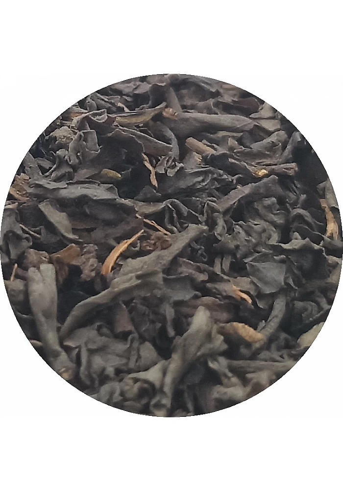 Thé noir Lapsang Souchong - Thé noir fumé aux bois de cèdre et d'épicéa, il présente un goût et une couleur très intenses.
  