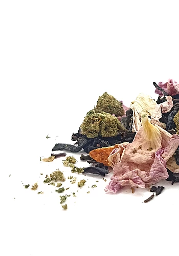 L' Orient Express 25g - Ingrédients: Thé vert au jasmin, thé noir Earl Grey, orange, rose et chanvre
L' Orient express est un th